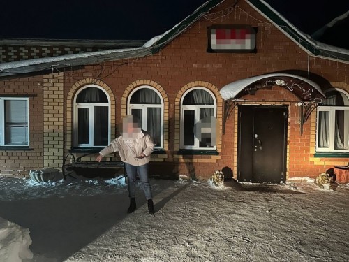 В Саракташе мужчина возле кафе избил местную жительницу