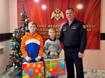 Врио начальника Управления по Оренбургской области исполнил мечты юных оренбуржцев в рамках благотворительной акции «Ёлка желаний» 