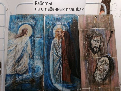 В Оренбурге открылась выставка картин, написанных на старых досках