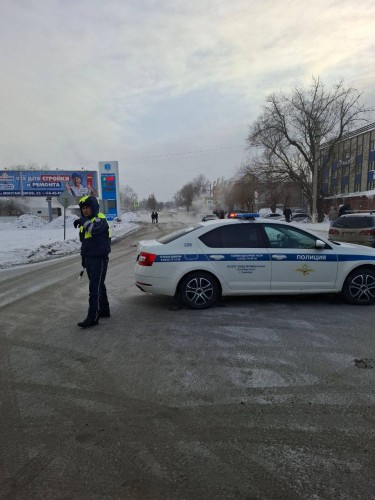 В Оренбурге два человека провалились под землю на дороге В Оренбурге два человека провалились под землю на дороге