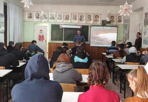 В Ясном росгвардейцы рассказали студентам техникума о возможности получения высшего военного образования в учебных заведениях Росгвардии и трудоустройстве на службу   