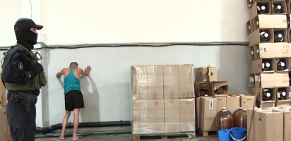 В Оренбургской области при силовой поддержке ОМОН Росгвардии пресечено крупное производство контрафактного алкоголя 