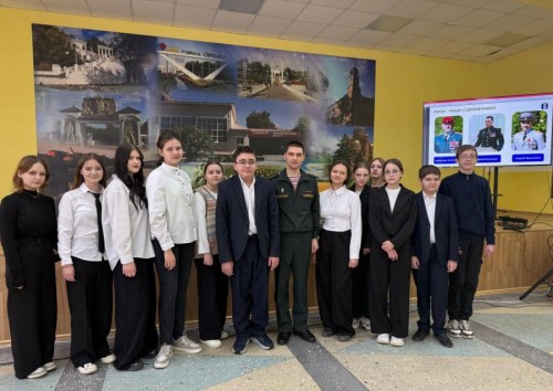 В Оренбурге в преддверии празднования Дня войск национальной гвардии Российской Федерации росгвардеец встретился с молодежью