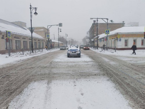 В Оренбурге водительница автомобиля проехала на красный свет и сбила двух девочек-школьниц