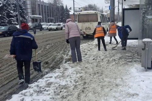 В Оренбурге к уборке снега привлекли заключённых из исправительного центра №1