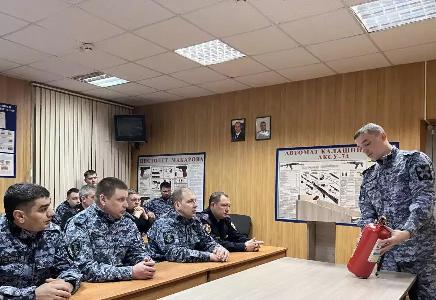 В Бузулуке с росгвардейцами проведено занятие по обеспечению пожарной безопасности 