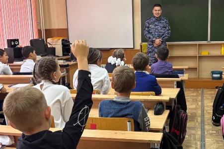 В Оренбургской области росгвардейцы провели урок мужества, посвященный 10-летию со дня образования Росгвардии и 215-летию формирования войск правопорядка