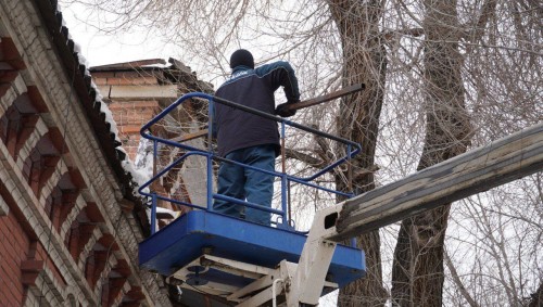 В Оренбурге убирают сосульки и наледь с крыш В Оренбурге убирают сосульки и наледь с крыш