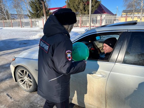 В Красногвардейском районе полицейские поздравили мужчин-водителей В Красногвардейском районе полицейские поздравили мужчин-водителей