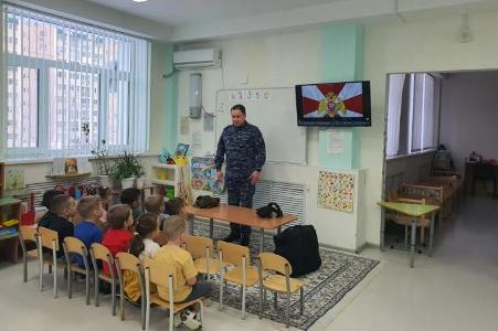 В Оренбурге росгвардейцы провели урок мужества для воспитанников детского сада