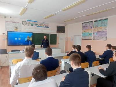 В Оренбургской области росгвардейцы провели урок мужества для учащихся старших классов В Оренбургской области росгвардейцы провели урок мужества для учащихся старших классов