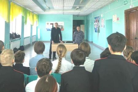 В Бузулуке сотрудники вневедомственной охраны Росгвардии провели урок мужества