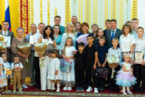 В Оренбуржье шесть лучших семей получат по триста тысяч рублей за победу в конкурсе «Семья года» В Оренбуржье шесть лучших семей получат по триста тысяч рублей за победу в конкурсе «Семья года»