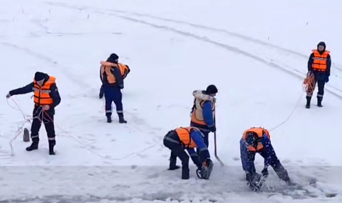 В Оренбурге началась подготовка к паводку. На реке Сакмара у моста на улице Коростелевых распилили лёд. В Оренбурге началась подготовка к паводку. На реке Сакмара у моста на улице Коростелевых распилили лёд.