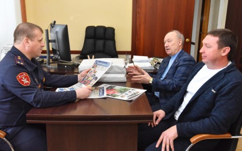 В Оренбурге журналисты передали периодические печатные издания бойцам Росгвардии