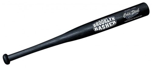 Оренбургженка разгромила витрины магазина и ударила продавца битой