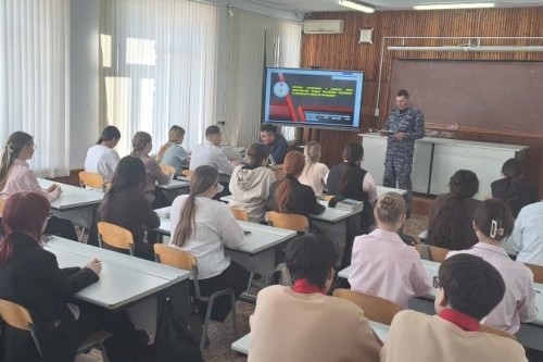 В Оренбургской области сотрудники вневедомственной охраны Росгвардии продолжают проводить уроки мужества