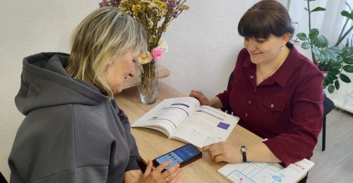 «Азбука интернета» от «Ростелекома» поможет оренбургским пенсионерам освоить смартфон