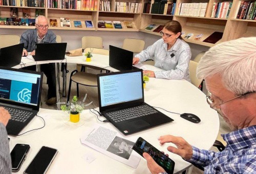 «Азбука интернета» от «Ростелекома» поможет оренбургским пенсионерам освоить смартфон