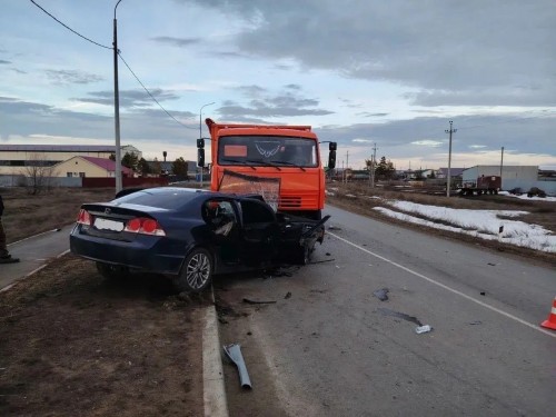 В Тоцком районе автомобиль Honda выехал на встречную полосу и столкнулся с КАМАЗом В Тоцком районе автомобиль Honda выехал на встречную полосу и столкнулся с КАМАЗом
