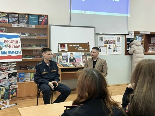 Росгвардеец встретился со студентами колледжа