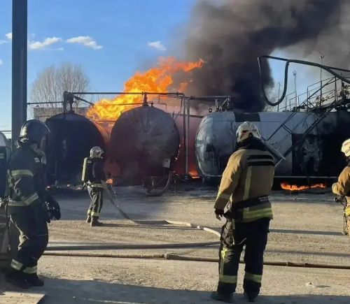 В Оренбурге потушили пожар на складе с нефтепродуктами