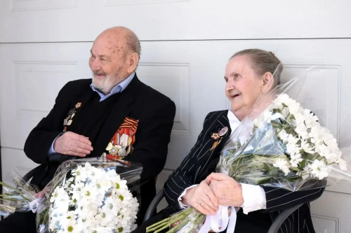 В Оренбурге продолжается акция "Парад у дома ветерана"