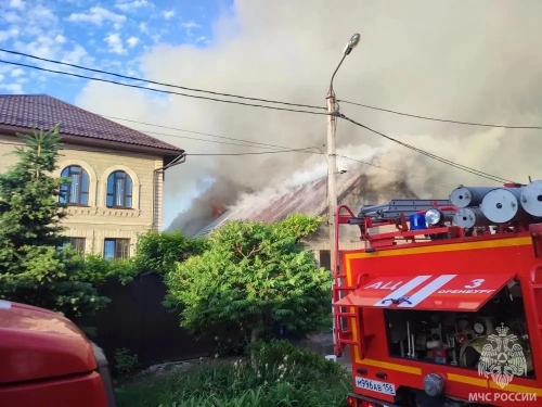 В Оренбурге пожарным удалось потушить открытое пламя