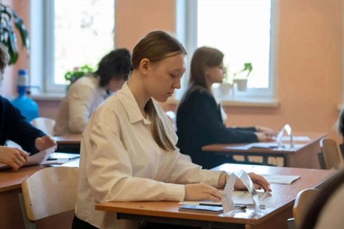 Оренбуржцы продолжают сдавать ЕГЭ
