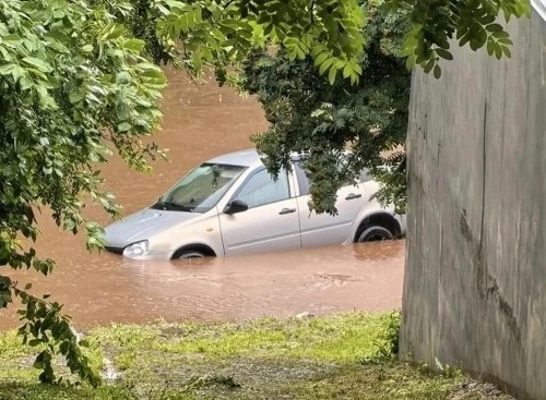 В Бугуруслане круглосуточно откачивают воду с улиц В Бугуруслане круглосуточно откачивают воду с улиц