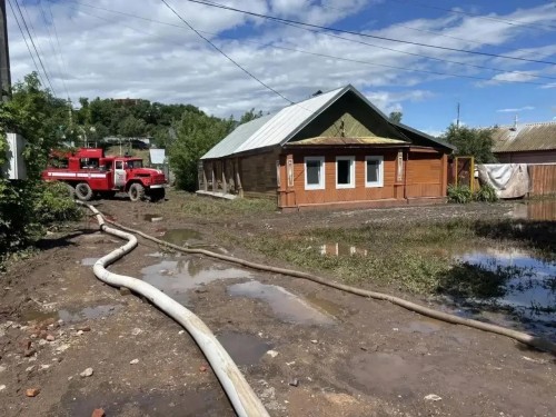 В Бугуруслане вода отступает: восемь домов остаются под водой