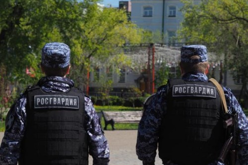 Сотрудники вневедомственной охраны Росгвардии оперативно отреагировали на сигнал тревоги и пресекли драку возле торгового центра в Оренбурге Сотрудники вневедомственной охраны Росгвардии оперативно отреагировали на сигнал тревоги и пресекли драку возле торгового центра в Оренбурге