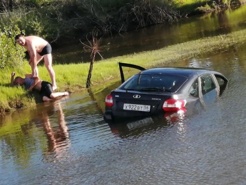 В Новоорском районе полицейский Госавтоинспекции вытащил водителя из тонущего автомобиля