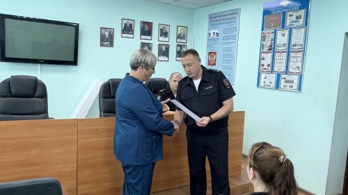 Полицейские Тоцкого района выразили благодарность местной жительнице за оказанную помощь в задержании пособника кибераферистов