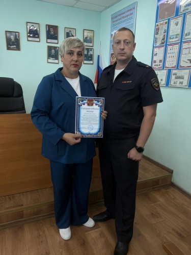 Полицейские Тоцкого района выразили благодарность местной жительнице за оказанную помощь в задержании пособника кибераферистов