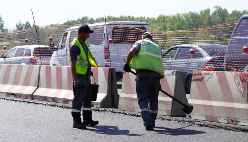 На мосту через Урал в Оренбурге уложили финишный слой асфальта На мосту через Урал в Оренбурге уложили финишный слой асфальта