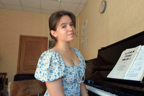 Выпускница музколледжа из Октябрьского стала первой в Оренбуржье обладательницей миллиона по программе «Земский работник культуры»