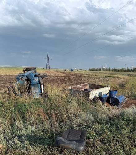 Под Сорочинском грузовик опрокинулся в кювет, водитель госпитализирован