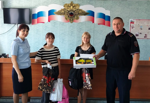 В Курманаевском районе полицейские помогли школьницам собраться к 1 сентября