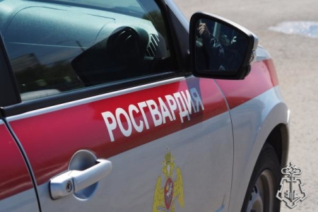 Сотрудники Росгвардии в Оренбурге задержали женщину по подозрению в хищении товара из магазина