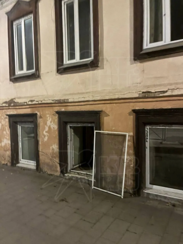 В Оренбурге спасатели вскрыли окно, чтобы помочь мужчине