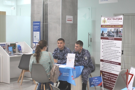 В городе Оренбурге сотрудники вневедомственной охраны рассказали о службе в Росгвардии на ярмарке вакансий