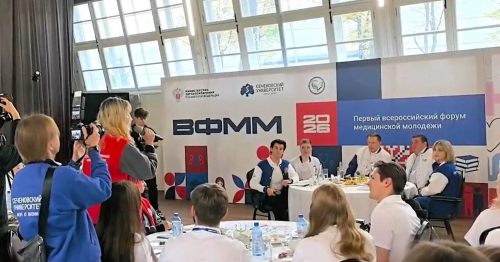 Студентка из Оренбурга на форуме медмолодёжи: диалог с министром Мурашко