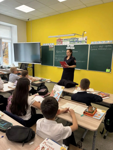 В Орске инспекторы ГИБДД провели урок безопасности в школе после ДТП с ребёнком