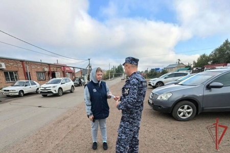 Росгвардейцы в селе Тоцкое рассказали жителям о мерах защиты имущества в рамках акции «Безопасный дом, подъезд, квартира»