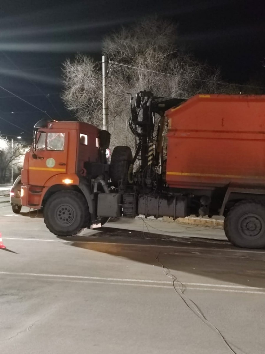 В Орске мусоровоз зацепил провода и свалил столб, Лента новостей