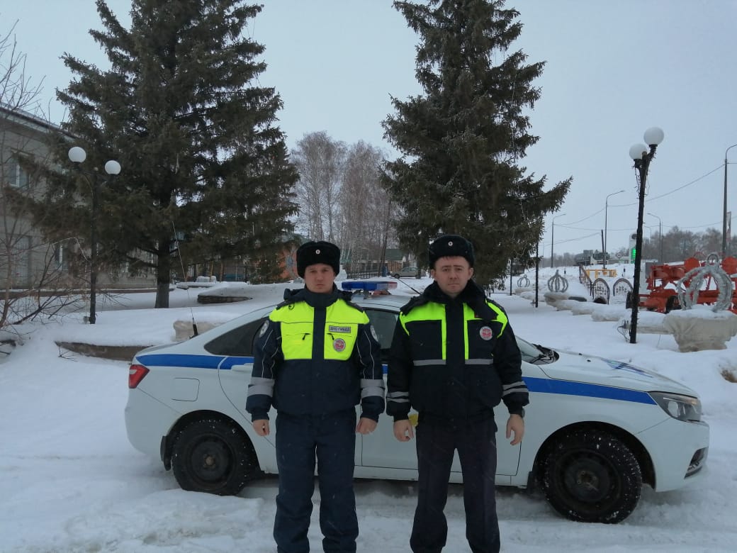 Шарлыкские полицейские спасли женщину с детьми из горящего дома, Лента  новостей