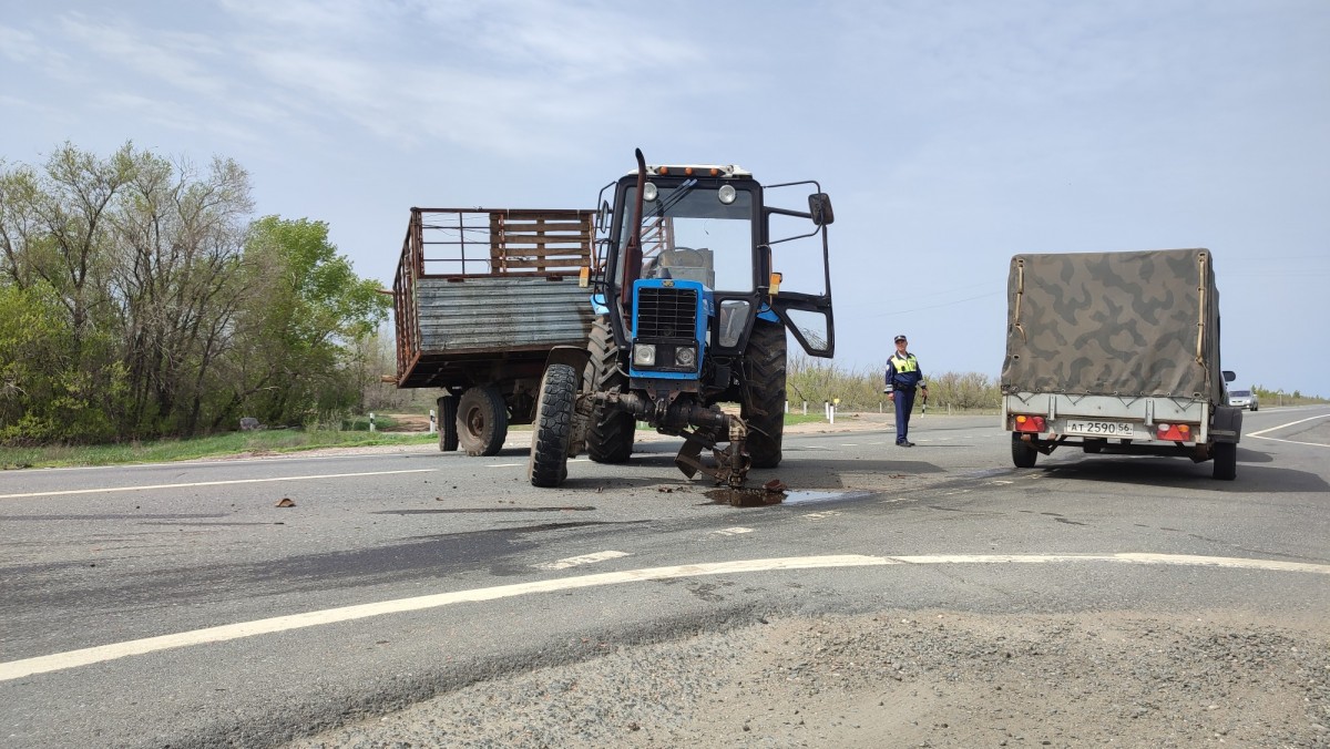 Сотрудники Госавтоинспекции Соль-Илецкого городского округа выясняют  обстоятельства ДТП с участием водителей трактора и КамАЗа, Лента новостей