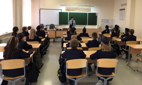 В Оренбургской области сотрудники ГИБДД провели занятие в полицейском классе 