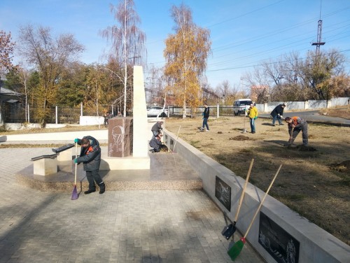 Молодые специалисты «Т Плюс» в Оренбурге провели субботник на территории мемориала воинам-энергетикам Молодые специалисты «Т Плюс» в Оренбурге провели субботник на территории мемориала воинам-энергетикам